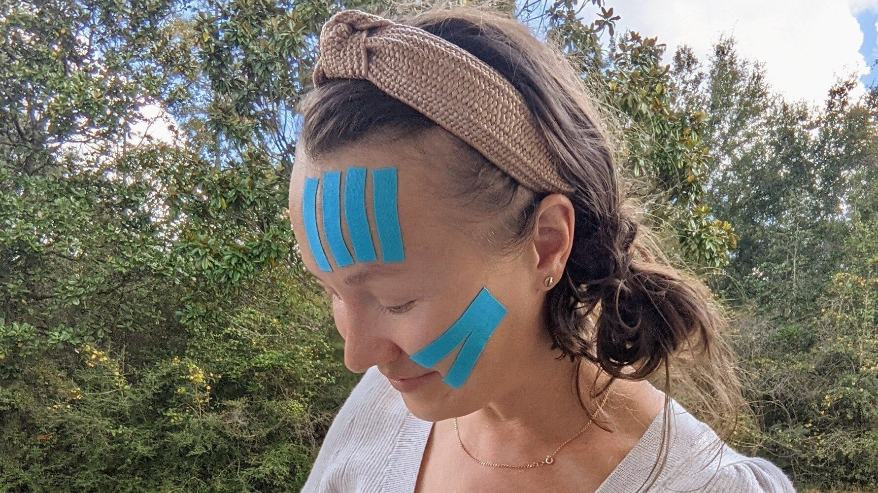 How to Use Kinesiology Tape to Look Younger: 6 Steps