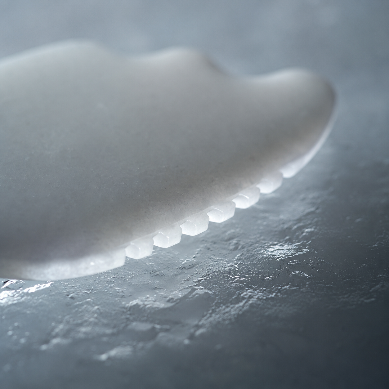 Edge detail: anti-snag teeth and dual jaw curves